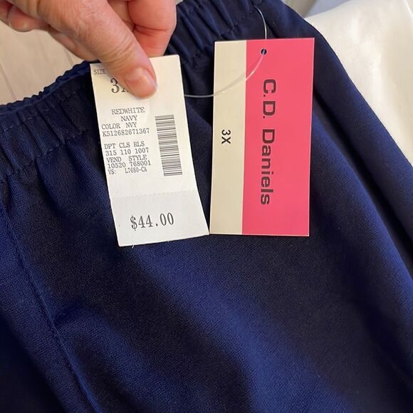 C. D. DANIELS NAVY BLUE CAPRIS.  NEW WITH TAGS. - Picture 2 of 9